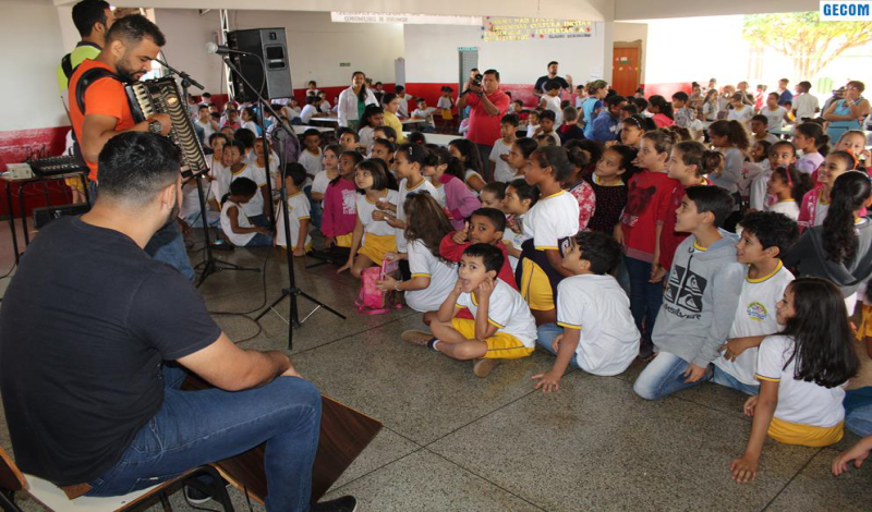 Imagem destaque notícia ESPAÇO DE MÚSICA FAZ APRESENTAÇÃO PARA ALUNOS DA ESCOLA PREFEITO WILMAR