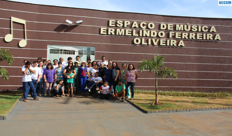 Imagem destaque notícia ALUNOS DA APAE SÃO RECEBIDOS COM APRESENTAÇÕES MUSICAIS NO ESPAÇO DE MÚSICA