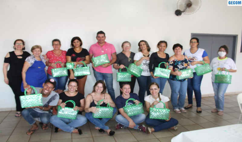 Imagem destaque notícia ETAPA E SEMEC OFERECEM CURSO DE ARTESANATO COM GARRAFAS PET