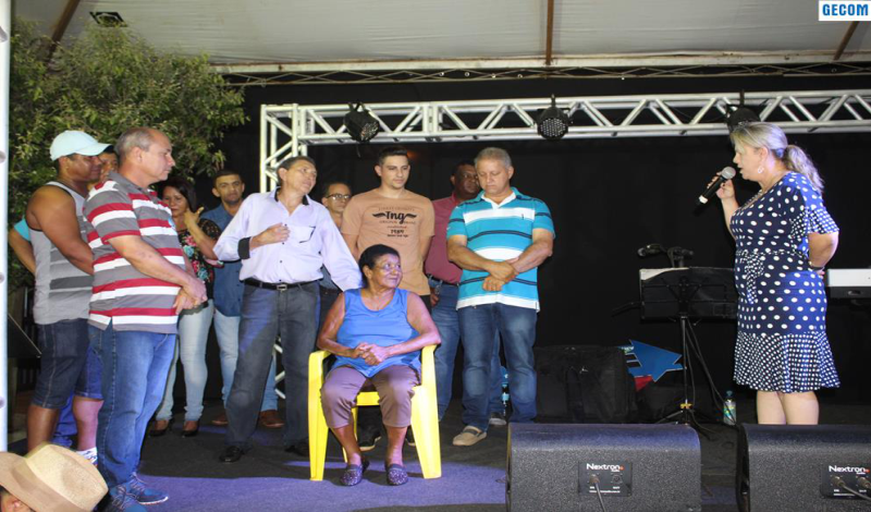 Imagem destaque notícia EM UM MOMENTO DE FELICIDADE E DESCONTRAÇÃO, PREFEITURA ENTREGA CASA DE DONA GERALDA