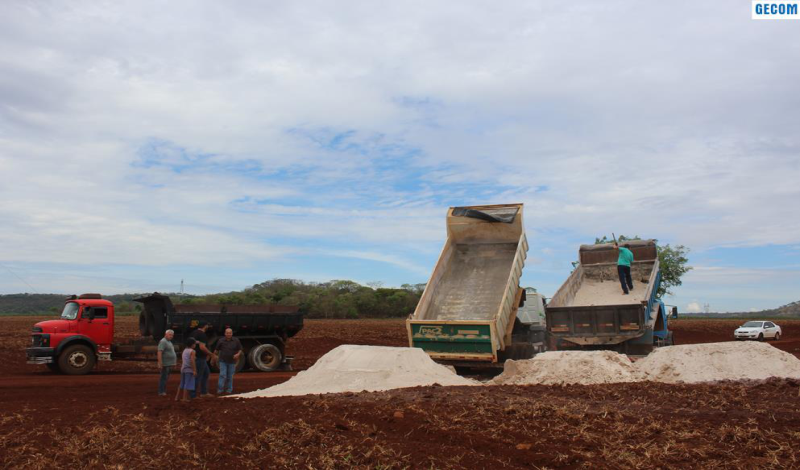 Imagem destaque notícia PRODUTORES RURAIS DE ARAPORÃ RECEBEM GESSO AGRÍCOLA E CALCÁRIO