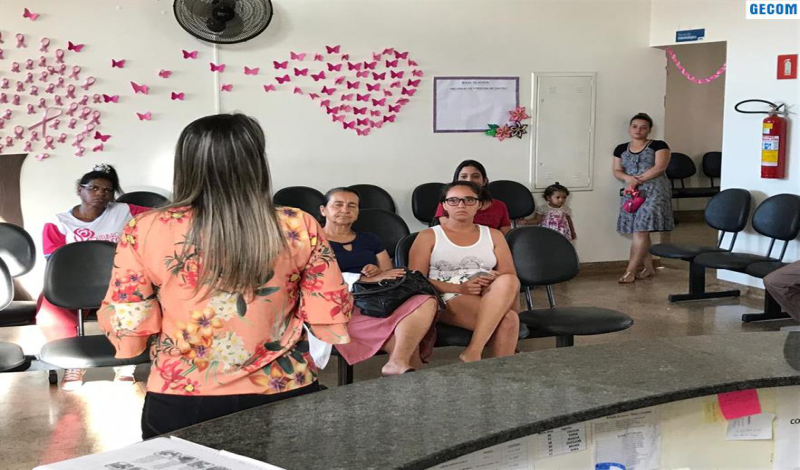 Imagem destaque notícia PSF 2 ORIENTA PACIENTES EM SALA DE ESPERA SOBRES OS RISCOS DO CÂNCER DE MAMA