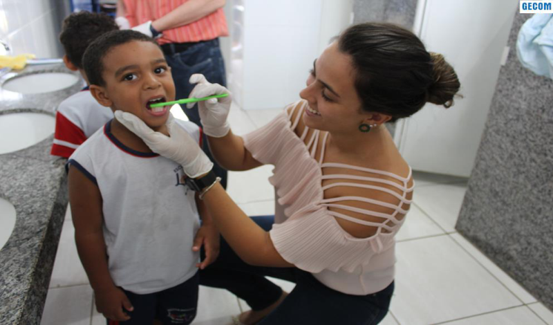 Imagem destaque notícia SAÚDE BUCAL LEVA ORIENTAÇÃO SOBRE HIGIENIZAÇÃO E CÂNCER DE BOCA A PACIENTES EM SALA DE ESPERA DOS PSFS