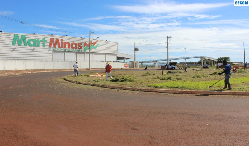 Imagem destaque notícia SANTA BÁRBARA RECEBE SERVIÇO DE ROÇAGEM E LIMPEZA
