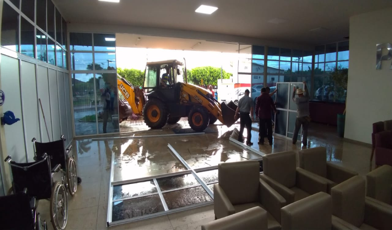 Imagem destaque notícia VENTANIA CAUSA PREJUÍZOS E ASSUSTA POPULAÇÃO DE ARAPORÃ