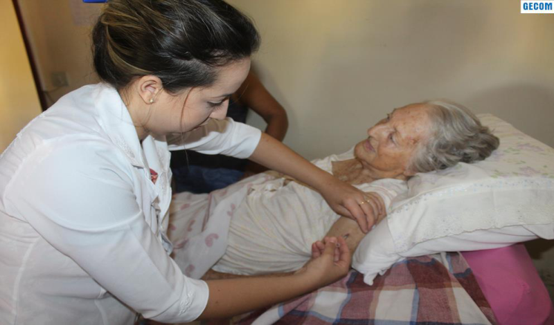 Imagem destaque notícia SAÚDE LEVA VACINA CONTRA A GRIPE PARA PACIENTES ACAMADOS