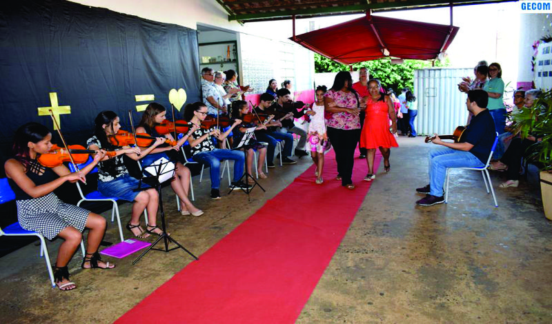 Imagem destaque notícia CAF&Eacute; LITER&Aacute;RIO HOMENAGEIA M&Atilde;ES DA ESCOLA OLINTHA