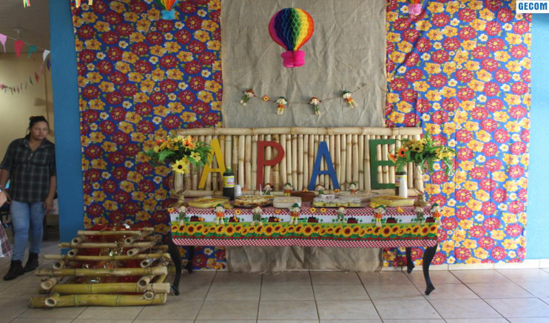 Imagem destaque notícia COM DAN&Ccedil;A DE QUADRILHA ALUNOS DA APAE COMEMORAM FESTA JUNINA