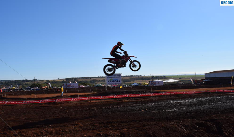 Imagem destaque notícia PREFEITURA DE ARAPORÃ REALIZA 1° CIRCUITO DE MOTOCROSS