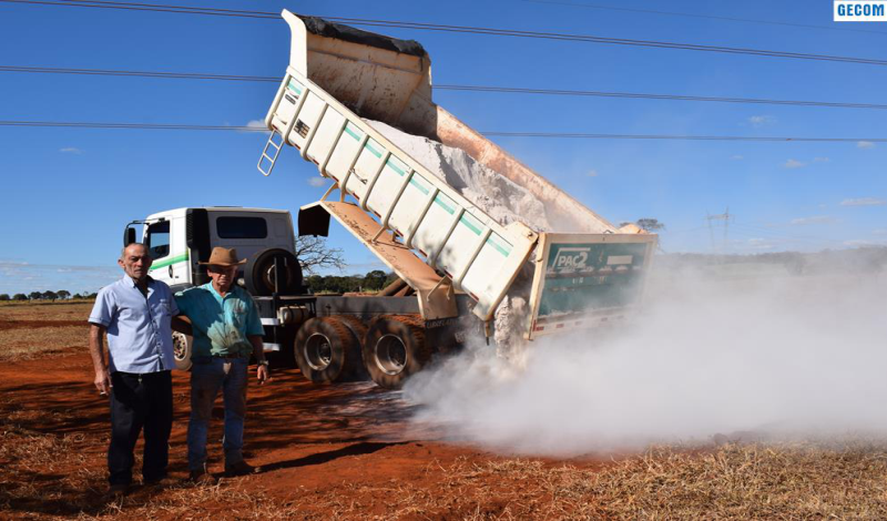Imagem destaque notícia AGRICULTORES DE ARAPORÃ SÃO BENEFICIADOS COM FRETE DE CALCÁRIO