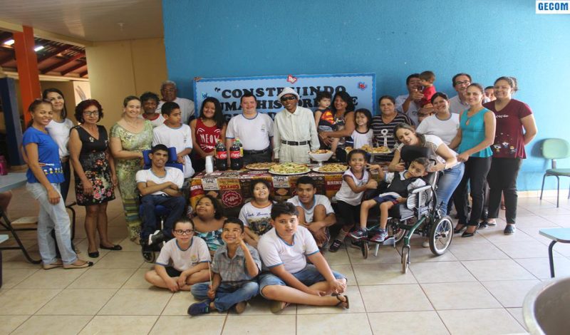 Imagem destaque notícia ALUNOS DA APAE S&Atilde;O PRESENTEADOS COM LANCHE DE CONFRATERNIZA&Ccedil;&Atilde;O