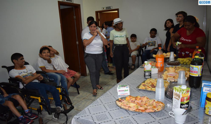 Imagem destaque notícia ALUNOS DA APAE VISITAM C&Acirc;MARA E PEDEM APOIO DE VEREADORES PARA CRIA&Ccedil;&Atilde;O DO CENTRO DIA
