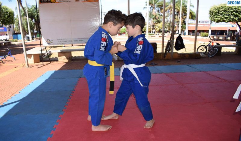 Imagem destaque notícia ALUNOS DE CAPOEIRA E JIU JITSU REALIZAM AULA AO AR LIVRE