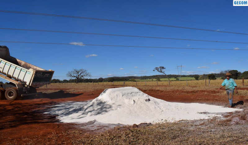 Imagem destaque notícia PREFEITURA ENTREGA MAIS DE 800 TONELADAS DE CALCÁRIO