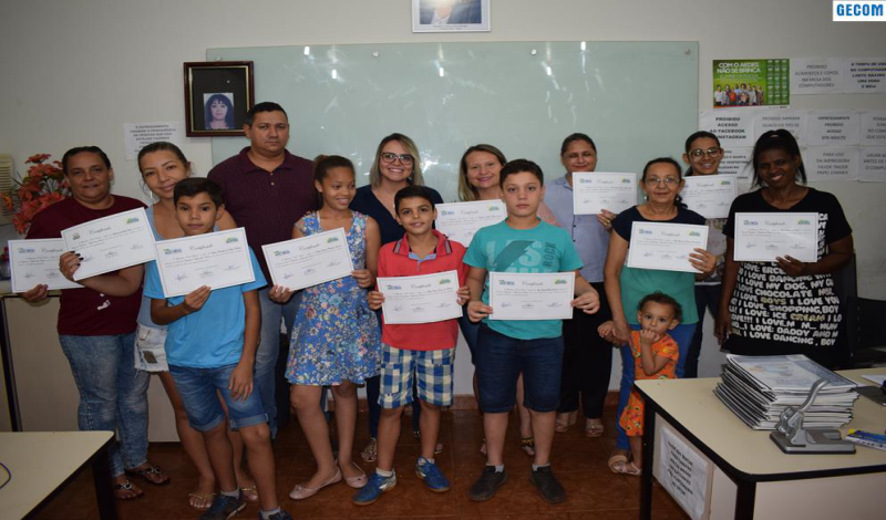 Imagem destaque notícia ALUNOS RECEBEM CERTIFICADO DE CONCLUSÃO DO CURSO DE INFORMÁTICA BÁSICA