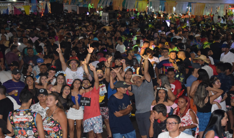 Imagem destaque notícia FOLIÕES DE VÁRIAS PARTES DA REGIÃO PRESTIGIAM PRIMEIRA NOITE DO ARAPORÃ FOLIA