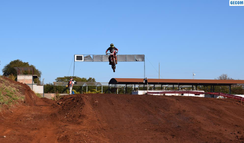 Imagem destaque notícia TBT 1° CIRCUITO DE MOTOCROSS DE ARAPORÃ