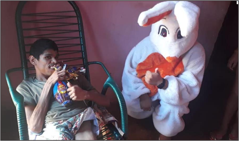 Imagem destaque notícia ALUNOS DA APAE RECEBEM OVOS DE P&Aacute;SCOA E &Aacute;LCOOL EM GEL
