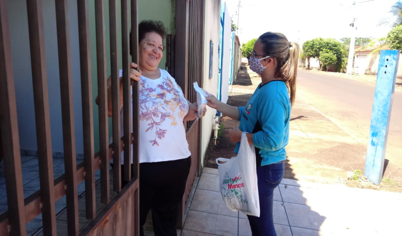 Imagem destaque notícia PREFEITURA PRODUZ E DOA MAIS DE 8 MIL MÁSCARAS PARA POPULAÇÃO DE ARAPORÃ