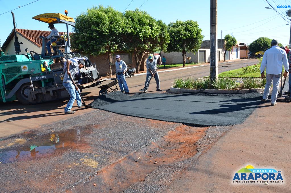 Imagem destaque notícia Prefeitura de Araporã intensifica operação de revitalização asfáltica