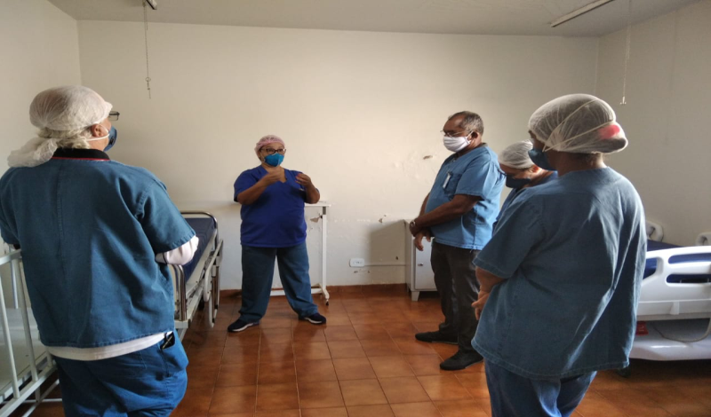 Imagem destaque notícia PROFISSIONAIS DO HOSPITAL JOÃO PAULO II RECEBEM TREINAMENTO DE SEGURANÇA EM PARAMENTAÇÃO