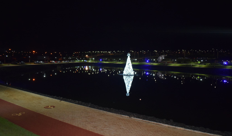 Imagem destaque notícia LAGO DO BEM VIVER RECEBE ÁRVORE DE NATAL FLUTUANTE