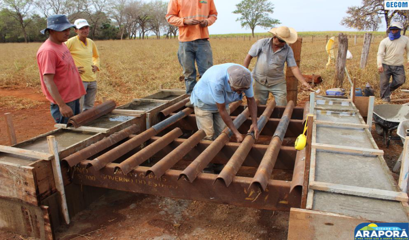 Imagem destaque notícia Prefeitura atende produtores e instala mata-burros na zona rural