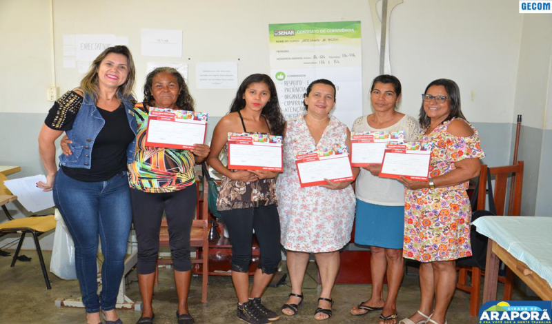 Imagem destaque notícia Entrega de certificados para concluintes do curso de costureiro