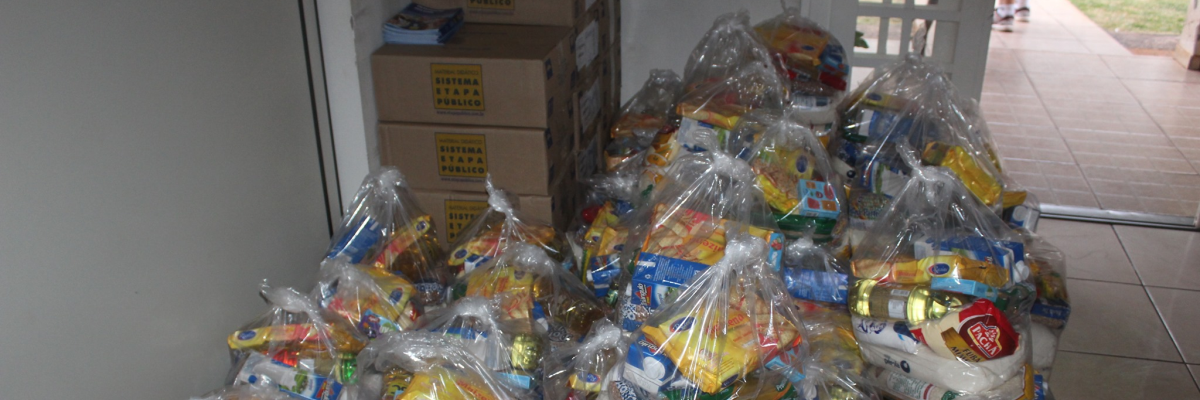 Imagem destaque notícia FAM&Iacute;LIAS EM VULNERABILIDADE SOCIAL RECEBEM CESTA DA MERENDA ESCOLAR