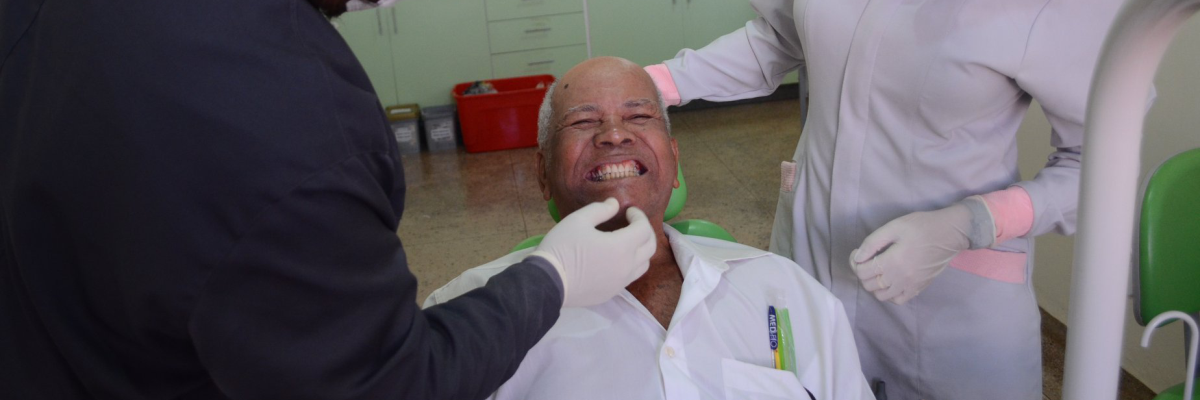 Imagem destaque notícia SA&Uacute;DE BUCAL DEVOLVE AUTOESTIMA A PACIENTES COM CONFEC&Ccedil;&Atilde;O DE PR&Oacute;TESE DENT&Aacute;RIA