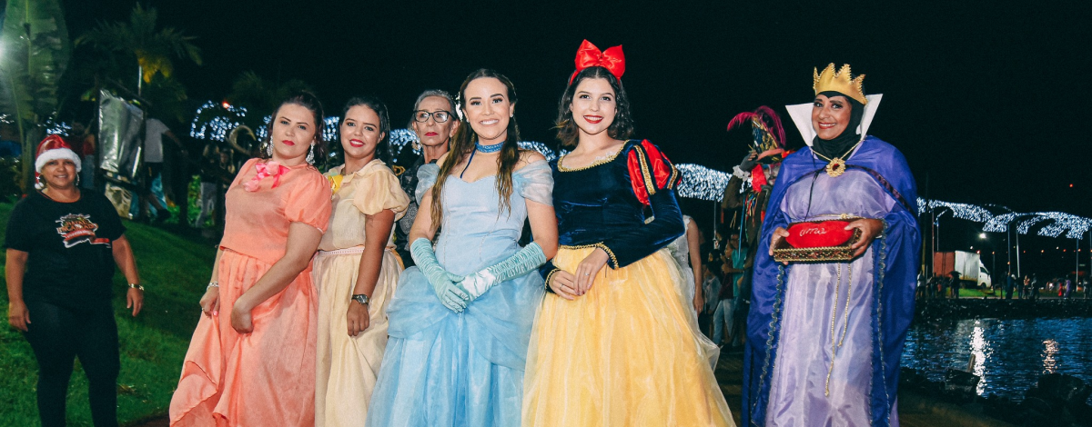 Imagem destaque notícia ALGUNS REGISTROS DA NOITE ESPETACULAR DE ONTEM COM O DESFILE DAS PRINCESAS E A CHEGADA DO PAPAI NOEL E DA MAM&Atilde;E NOEL.