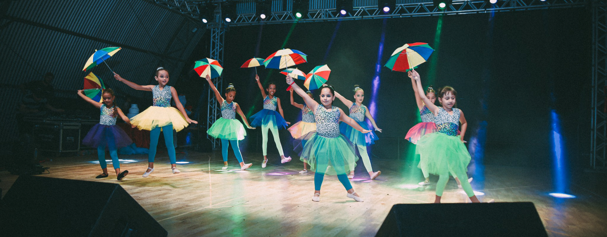 Imagem destaque notícia SE LIGUEM NAS FOTOS DO PRIMEIRO DIA DO BALÉ SAPATILHAS DE OURO NO PALCO DO NATAL ENCANTADO