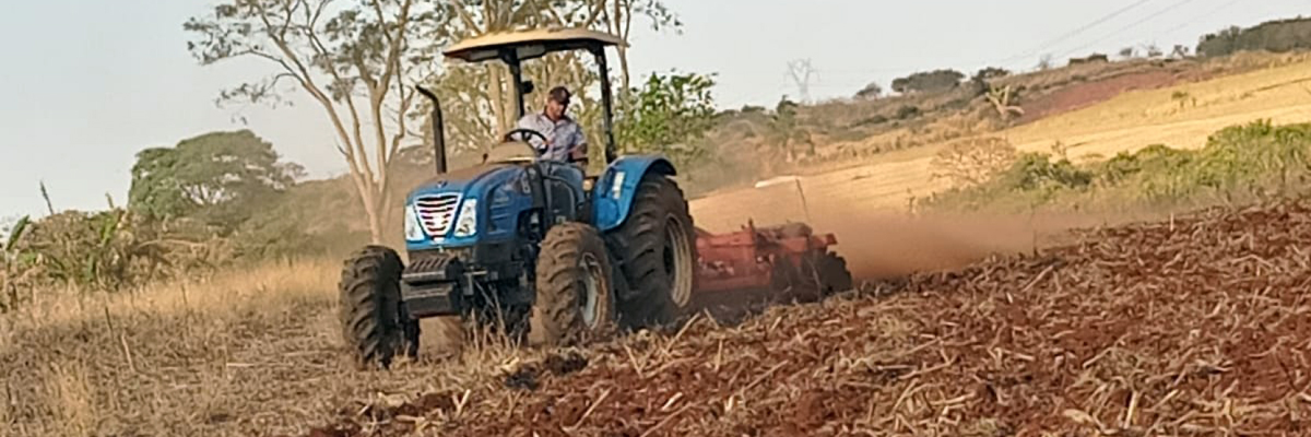 Imagem destaque notícia PRODUTORES DE ARAPORÃ SÃO ATENDIDOS COM GRADAGEM PARA PLANTIO