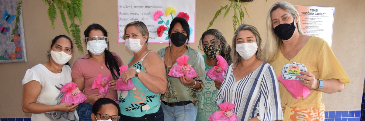 Imagem destaque notícia SERVIDORAS DA EDUCAÇÃO RECEBEM HOMENAGEM NO DIA DA MULHER