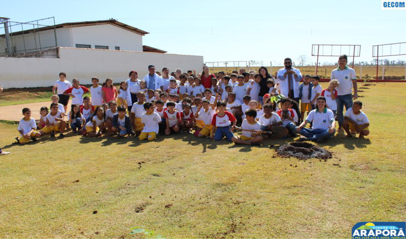 Imagem destaque notícia Escola Prefeito Wilmar envolve alunos em plantio de mudas