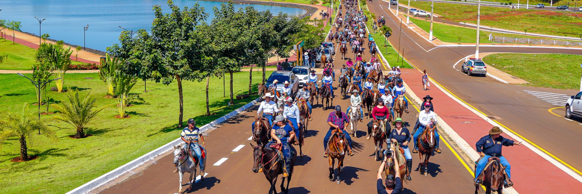 Imagem destaque notícia CAVALGADA MARCA O RETORNO DA MAIOR FESTA DO PEÃO DA REGIÃO