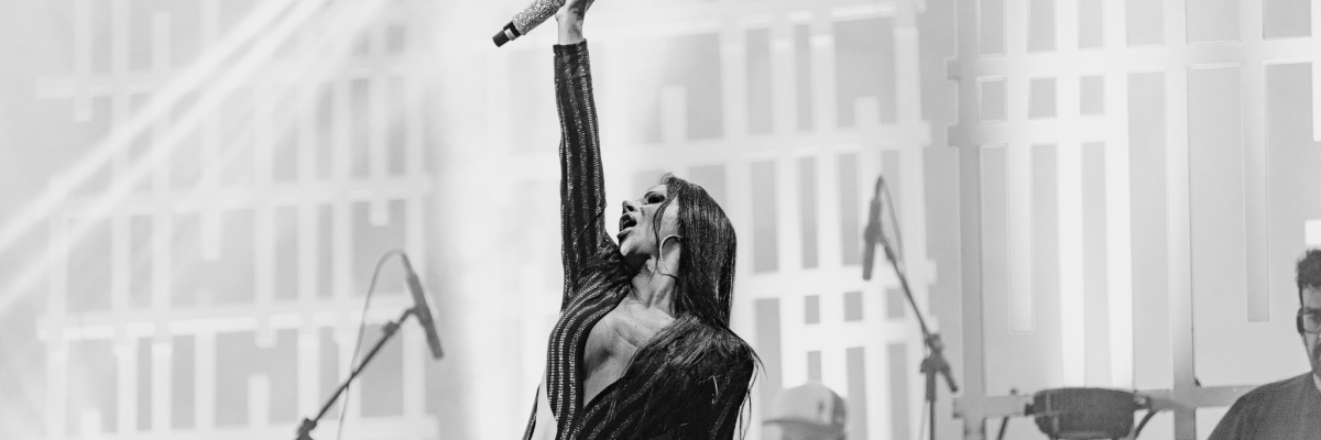Imagem destaque notícia EX MINEIRINHA, VALÉRIA BARROS CANTA SUCESSOS SERTANEJOS NA 1ª NOITE DA FESTA DO PEÃO