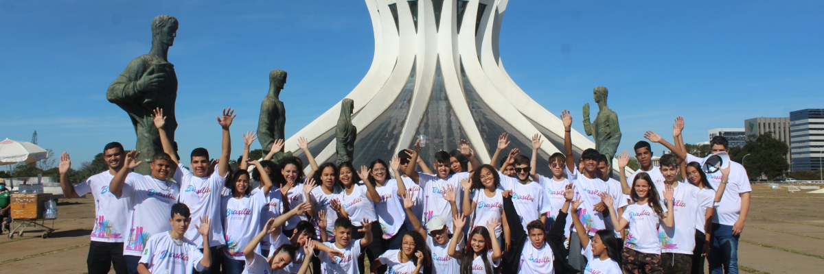 Imagem destaque notícia ESTUDANTES DE ARAPORÃ PARTICIPAM DE EXCURSÃO PEDAGÓGICA EM BRASÍLIA