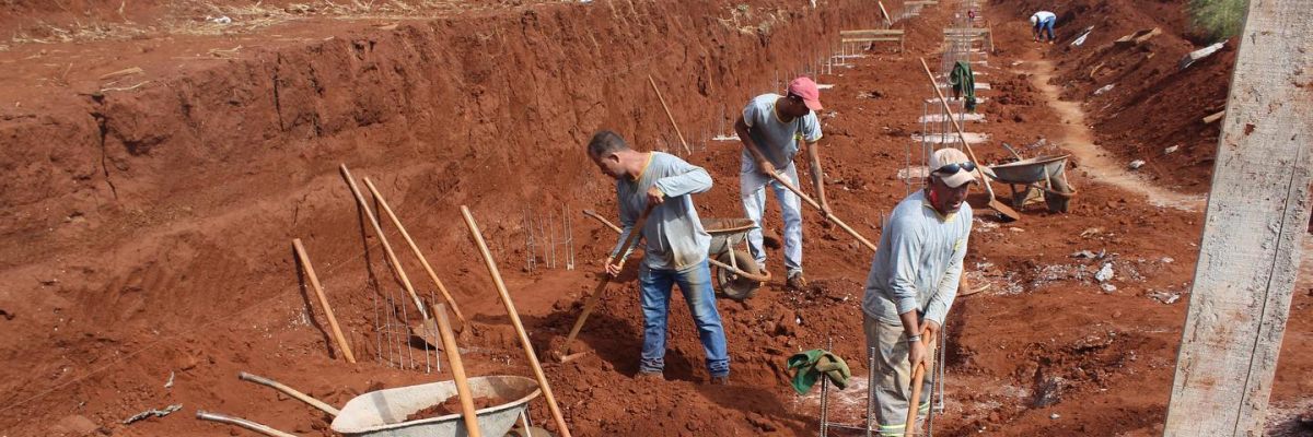 Imagem destaque notícia PREFEITURA ESTÁ CONCLUINDO E INICIANDO MAIS UMA OBRA DE MURO DE ARRIMO NO SETOR MADRI
