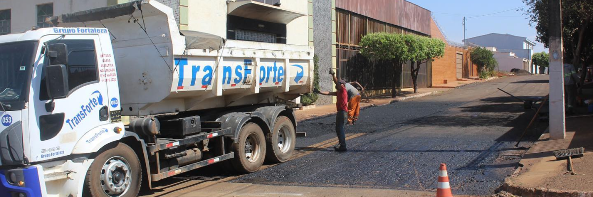 Imagem destaque notícia OPERAÇÃO TAPA-BURACOS JÁ ESTÁ PERCORRENDO AS RUAS DA CIDADE DE ARAPORÃ