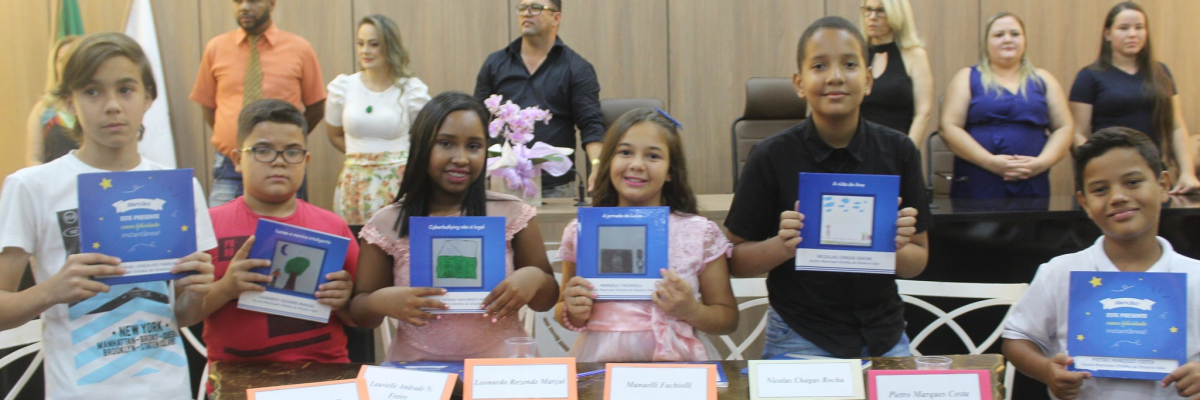 Imagem destaque notícia ALUNOS FAZEM “NOITE DE AUTÓGRAFOS” DE LIVROS ESCRITOS EM SALA DE AULA