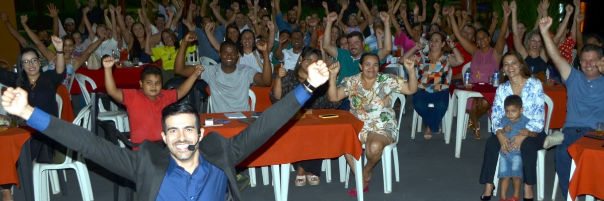 Imagem destaque notícia COM MÁGICA E DICAS DE SUCESSO PARA EMPREENDER, HAPPY HOUR DE NEGÓCIOS REÚNE EMPREENDEDOR ARAPORENSE
