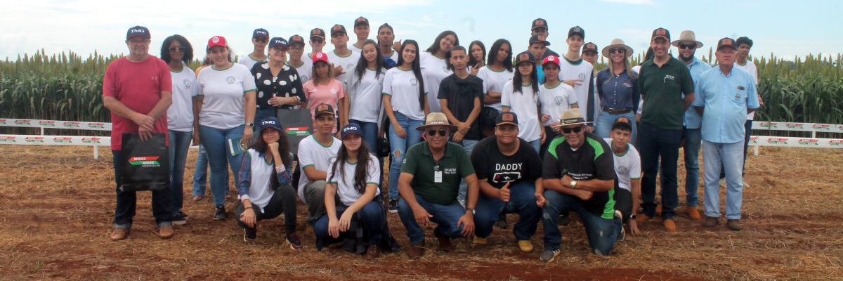 Imagem destaque notícia PARCERIA CONTRIBUI PARA QUE ALUNOS DA ESCOLA ESTADUAL PARTICIPEM DE DIA DE CAMPO