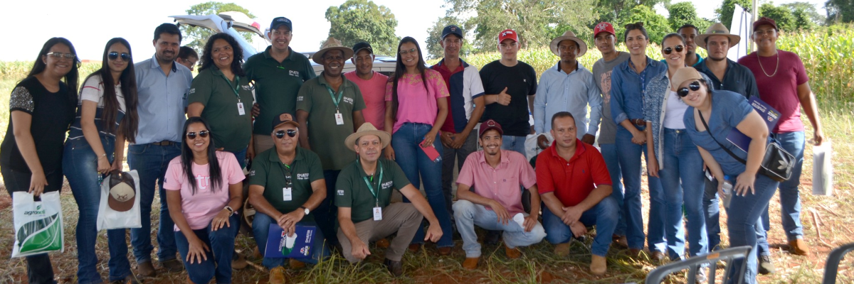Imagem destaque notícia EM DIA DE CAMPO, AGROPECUARISTAS CONHECEM TECNOLOGIA DE PLANTIO PARA SILAGEM