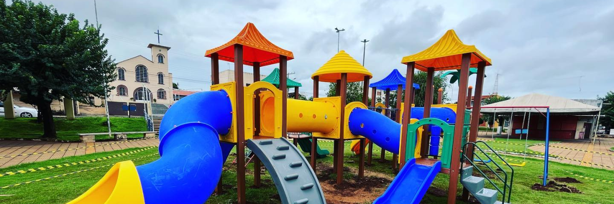 Imagem destaque notícia NOVO PARQUINHO NA PRAÇA DR. ANTÔNIO HÉLIO DE CASTRO: DIVERSÃO SEGURA PARA A CRIANÇADA!