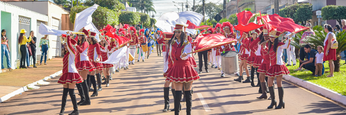 Imagem destaque notícia DESFILE CÍVICO CELEBRA 31 ANOS DE ARAPORÃ - 02/05/2023