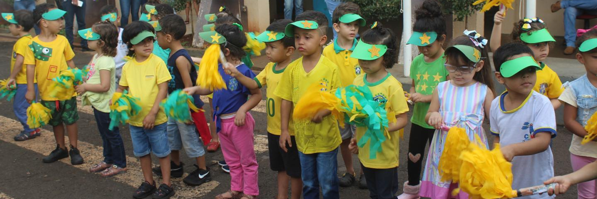 Imagem destaque notícia HOJE FOI UM DIA NOTA 10 NO CORAÇÃO DE ARAPORÃ! AS CRIANÇAS DOS CEMEIS FORAM A PREFEITURA COM TODA A FOFURA E ALEGRIA PARA UM MOMENTO CÍVICO PRA LÁ DE ESPECIAL.