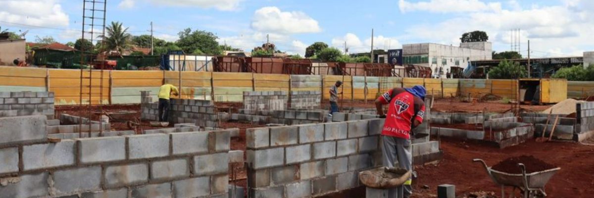 Imagem destaque notícia CONSTRUINDO SONHOS - ARAPORÃ COMEÇA A CONSTRUIR 8 APARTAMENTOS HABITACIONAIS