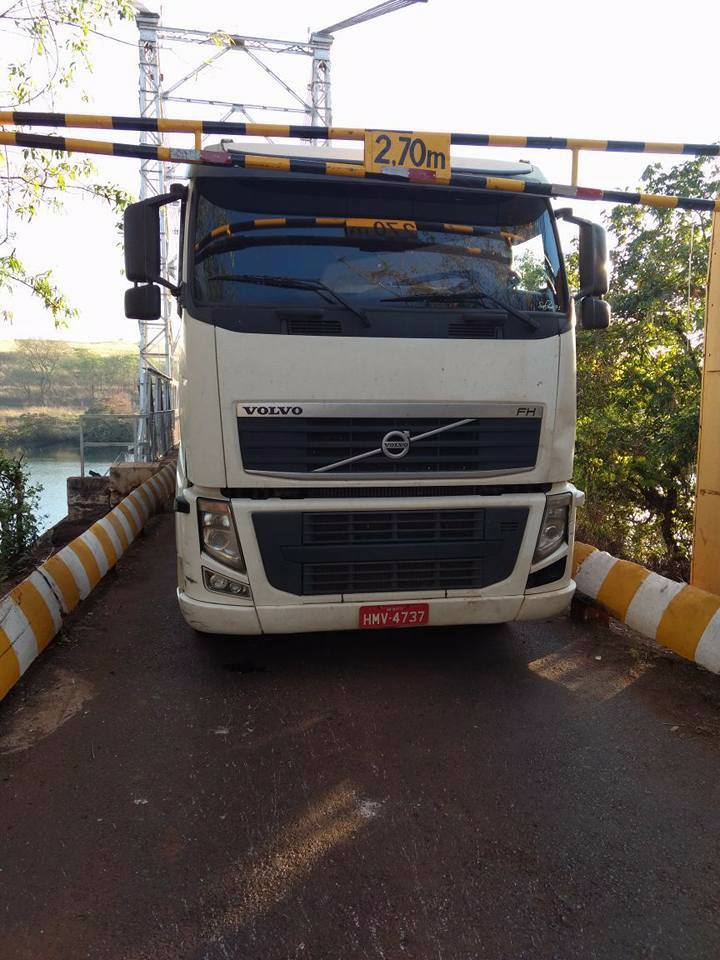 Imagem destaque notícia MOTORISTAS DE CARRETAS CONTINUAM DESRESPEITANDO PROIBIÇÃO DE TRÁFEGO NA PONTE AFONSO PENA