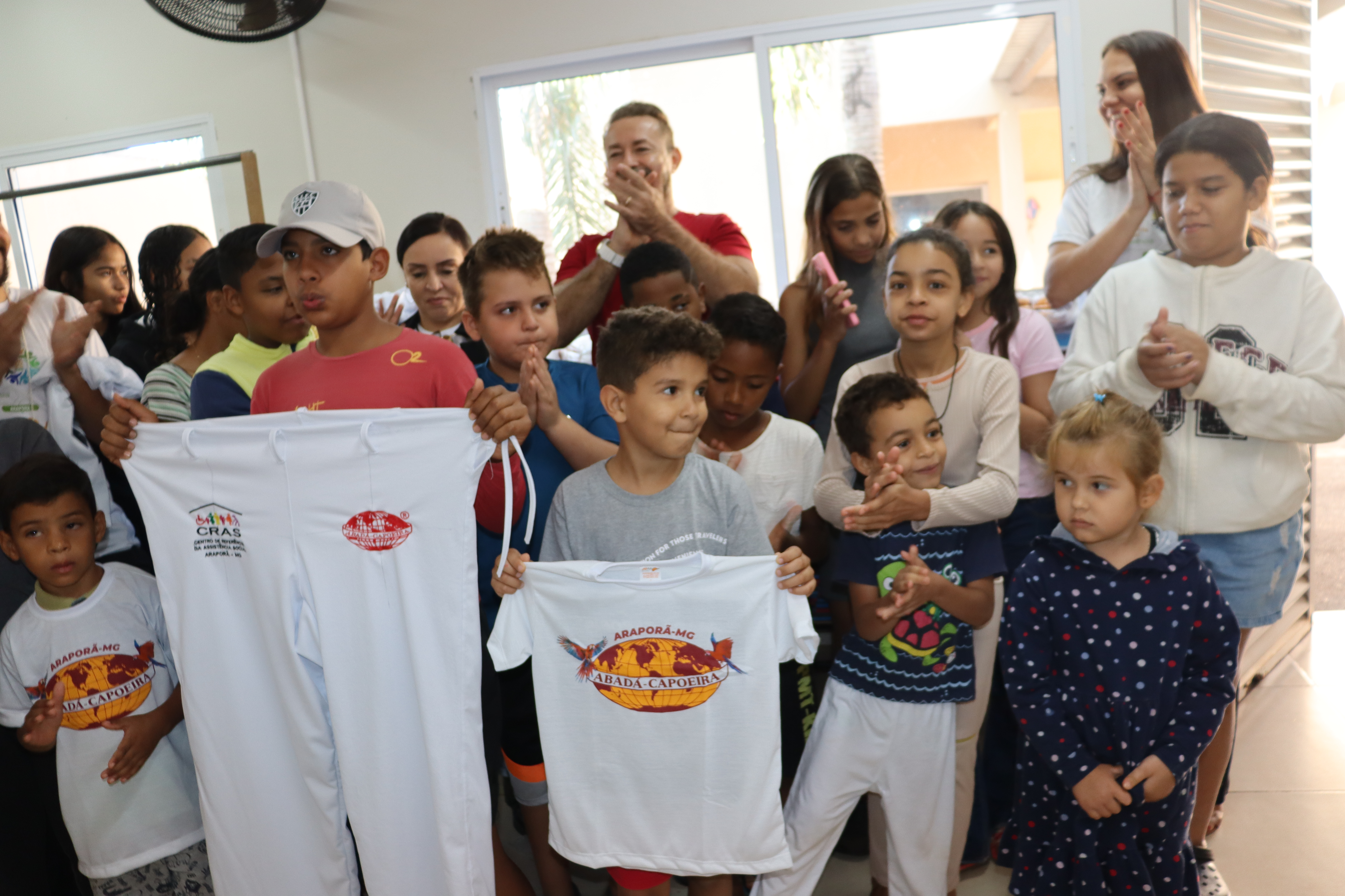 Imagem destaque notícia CRAS entrega mais de 120 uniformes para alunos da oficina de capoeira